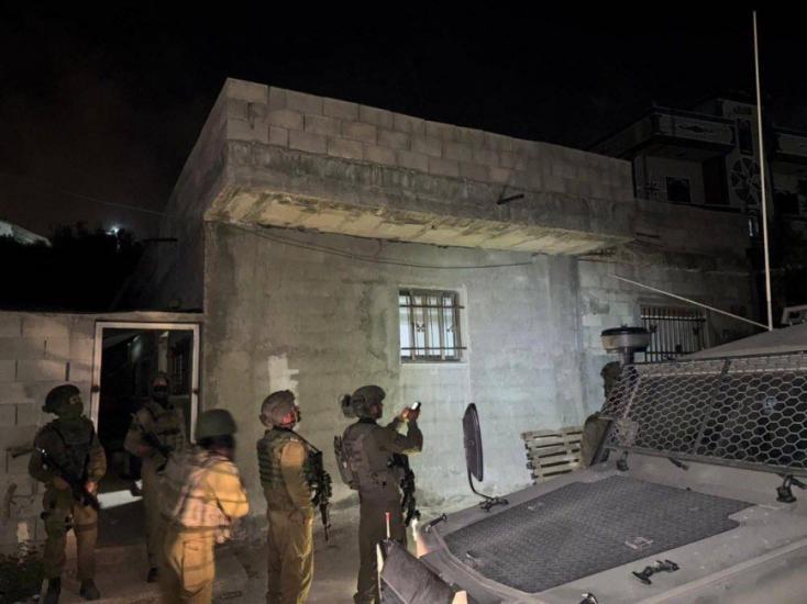 الاحتلال يقتحم بروقين ويحوّل منزل إلى ثكنة عسكرية الاحتلال يقتحم بروقين ويحوّل منزل إلى ثكنة عسكرية