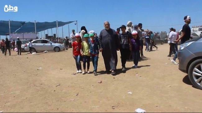 فيديو| يصطحب احفاده لحدود غزة منذ 20 يوماً الحاج "الددح" لـوطن: أصبحنا في أقرب نقطة للعودة