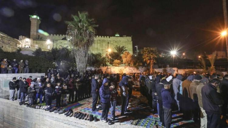آلاف الفلسطينيين يصلون الفجر في الحرم الإبراهيمي