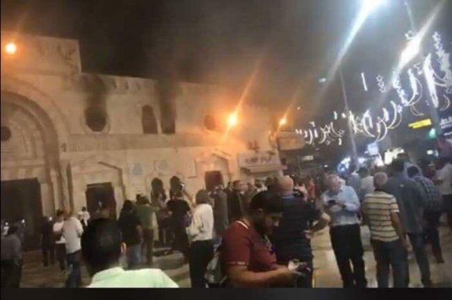 صور .. اندلاع حريق بالمسجد الحسيني التاريخي وسط عمان