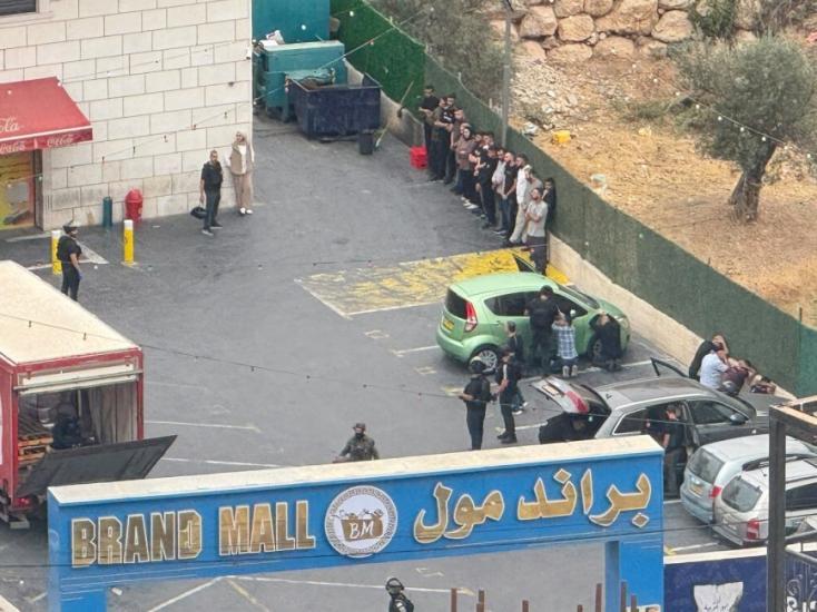 الاحتلال يعتقل مواطنا عقب اقتحام محل تجاري في أبو ديس