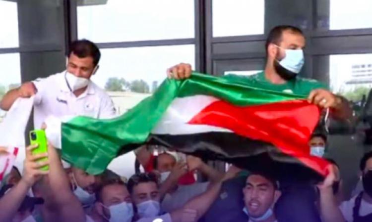 محملا على الأكتاف وبأهازيج فلسطين.. هكذا استقبل الجزائريون بطلهم نورين بعد رفضه مواجهة لاعب إسرائيلي