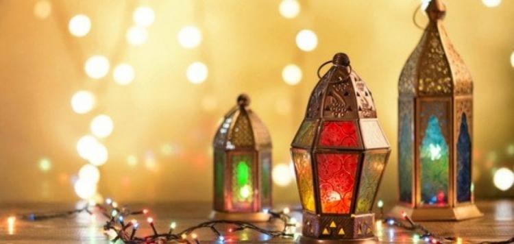 صناعة هلال رمضان.. مصدر رزق الشاب النتشة من الخليل صناعة هلال رمضان.. مصدر رزق الشاب النتشة من الخليل
