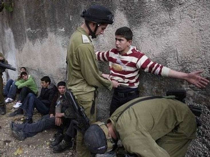 الاحتلال يعتقل شابا في الخضر وطفلا شمال القدس