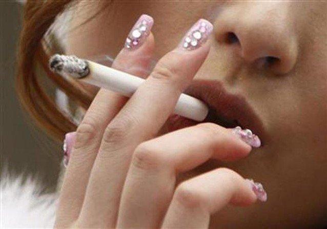 دراسة: أبناء المدخنات أقل قراءة