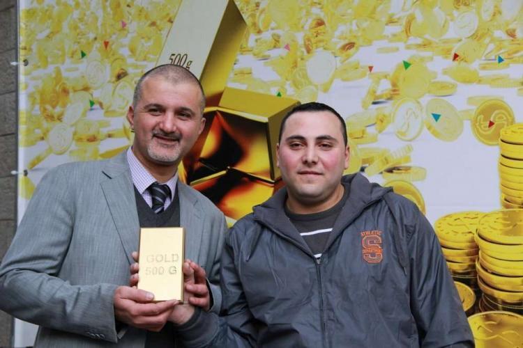 بالفيديو والصور... "جوال" تقدم جائزة "نصف كيلو ذهب" للفائز فادي زيد من مخيم الجلزون بالفيديو والصور... "جوال" تقدم جائزة "نصف كيلو ذهب" للفائز فادي زيد من مخيم الجلزون