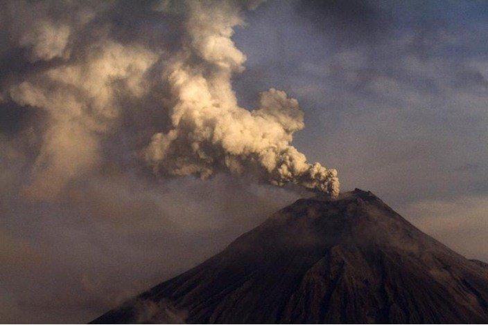 تعليق جهود انتشال ضحايا بركان اليابان