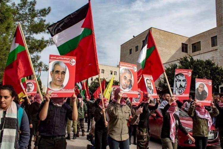 الاحتلال يتوعد الجبهة الشعبية بمزيد من حملات الاعتقالات.. "الشعبية" تؤكد "لن ينال من عزيمتنا"