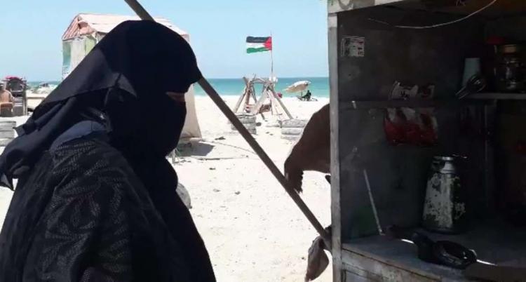 تبيع القهوة على شاطئ غزة لتطعم أطفالها.. أبو لبدة تناشد عبر وطن لمساعدتها