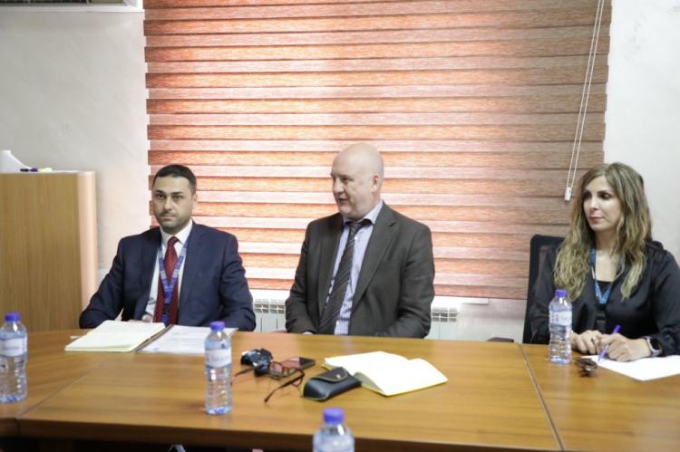 وزير العدل يجتمع مع فريق عمل برنامج "سواسية المشترك 3" وزير العدل يجتمع مع فريق عمل برنامج "سواسية المشترك 3"