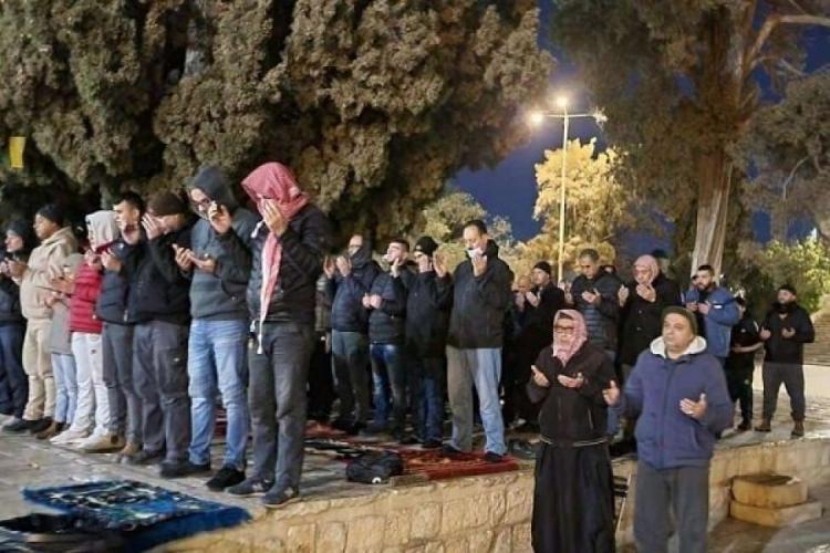الآلاف يؤدون صلاة الفجر في المسجد الأقصى