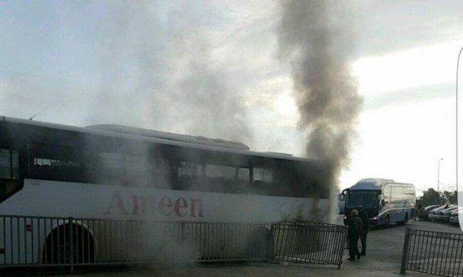 إصابة طالبين بالاختناق إثر حريق بحافلة قرب الناعورة