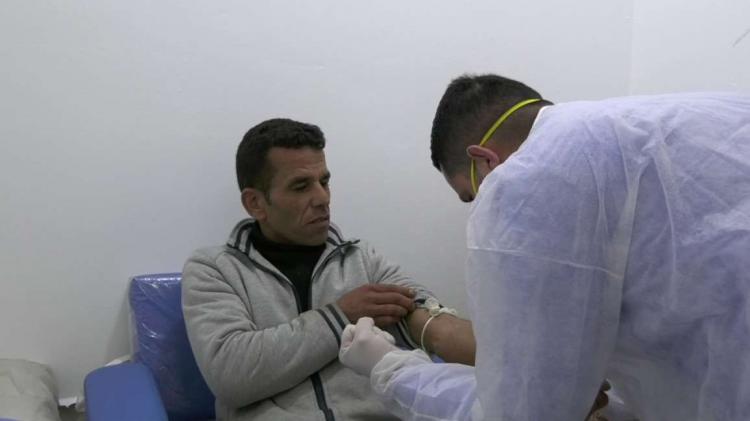 بقعة أمل .. أطباء يقدمون الخدمات للمرضى مجانا وفي بيوتهم في الخليل بقعة أمل .. أطباء يقدمون الخدمات للمرضى مجانا وفي بيوتهم في الخليل