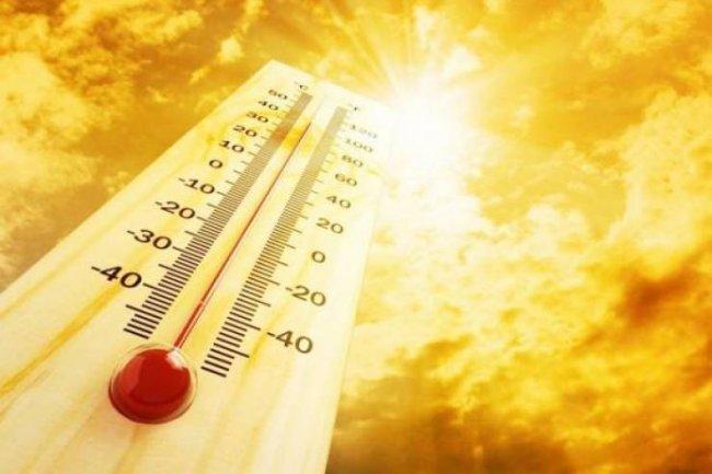 الطقس: يكون الجو حاراً ودرجات الحرارة أعلى من معدلها