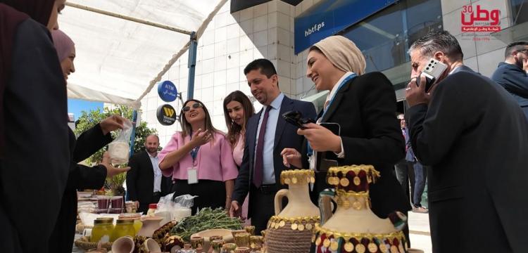 حكايات تُنسج باليد.. بنك الإسكان ومؤسسة دالية تحتفيان بإبداعات السيدات في "سوق الخير" حكايات تُنسج باليد.. بنك الإسكان ومؤسسة دالية تحتفيان بإبداعات السيدات في "سوق الخير"