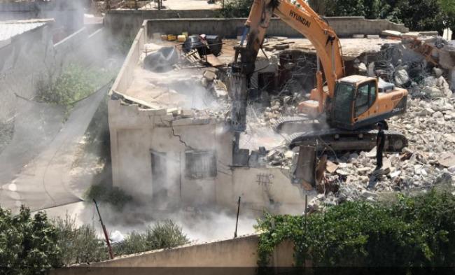 محدث| بلدية الاحتلال تهدم منزلين لعائلة الرجبي في بيت حنينا