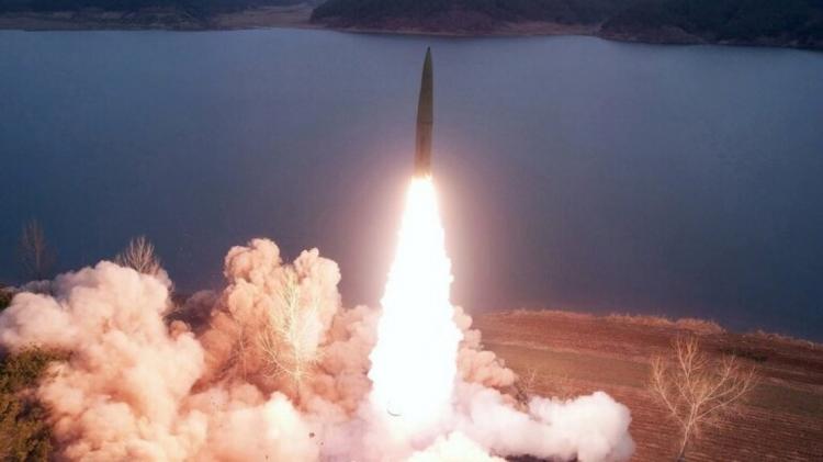 كوريا الشمالية تطلق صاروخا باليستيا قطع مسافة 800 كيلومتر وسقط في بحر اليابان