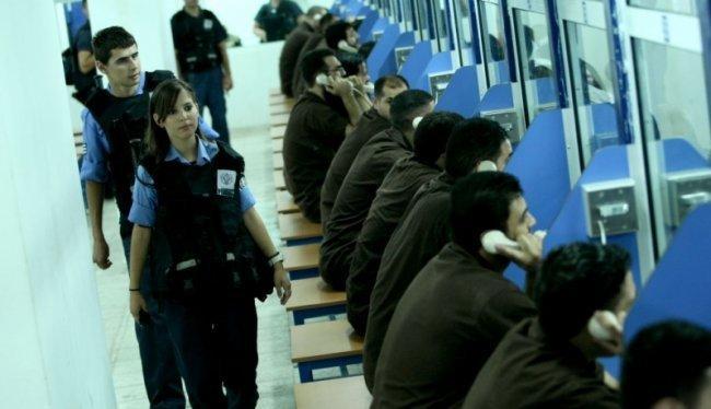 "هآرتس": إضراب 2900 أسير من فتح قد يحرك مواجهة جديدة