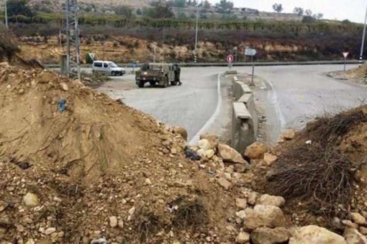 الاحتلال يغلق طرقا ترابية ويطلق قنابل الغاز والصوت باتجاه مركبات المواطنين قرب تقوع الاحتلال يغلق طرقا ترابية ويطلق قنابل الغاز والصوت باتجاه مركبات المواطنين قرب تقوع