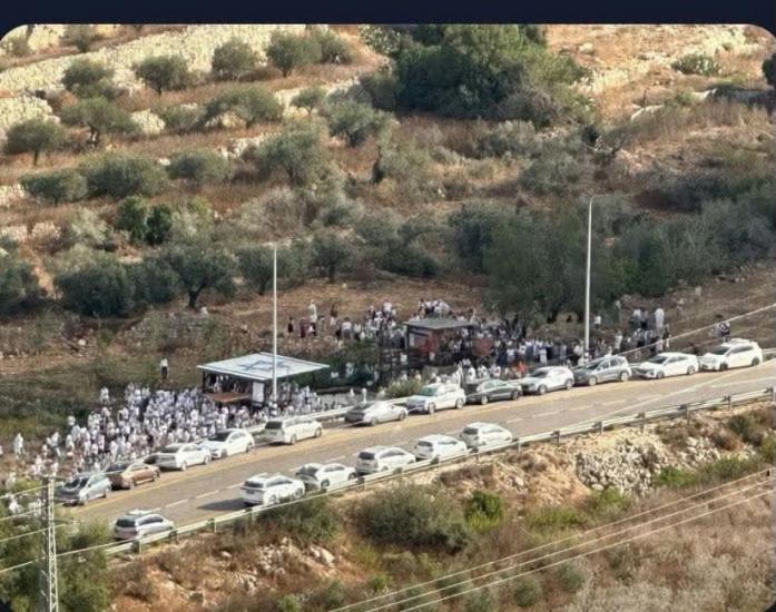 مستوطنون يقتحمون واد ريا شمال غرب رام الله بحماية قوات الاحتلال ويغلقون عدة شوارع