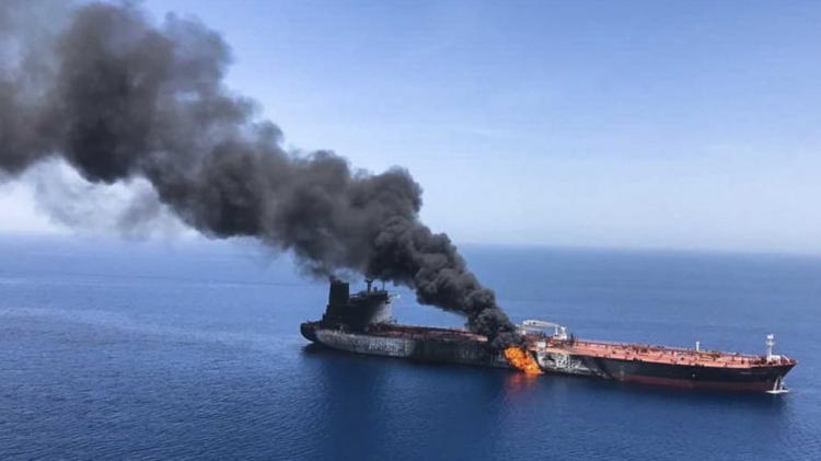 إيران تهدد بوقف تدفق النفط من الشرق الأوسط.. وترامب: سنضرب بقوة أكبر إيران تهدد بوقف تدفق النفط من الشرق الأوسط.. وترامب: سنضرب بقوة أكبر