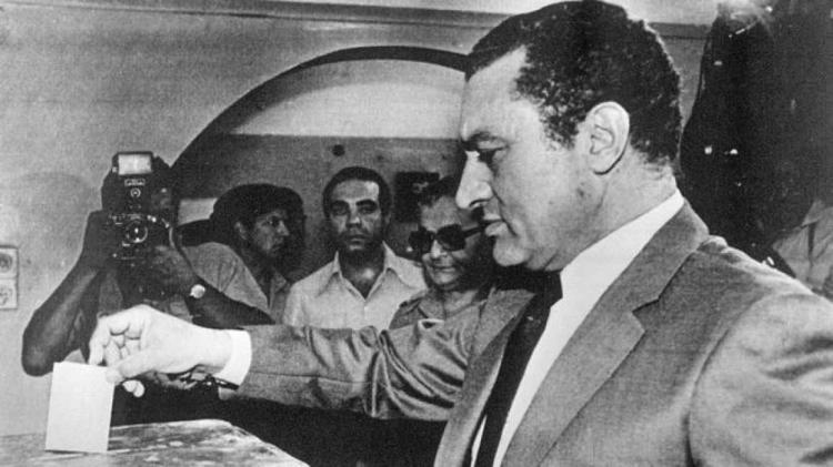 "الغارديان": لم يتوقّع أحد أن يتمكن مبارك من حكم مصر لثلاثة عقود