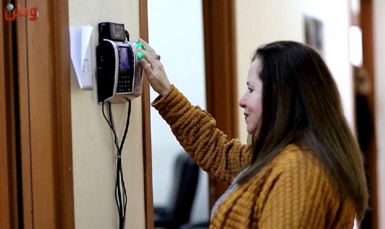 إيمان.. كفيفة تكسر العقبات وتبدع في عملها إيمان.. كفيفة تكسر العقبات وتبدع في عملها