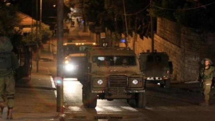نابلس: الاحتلال يقتحم مخيم العين ويطالب الأهالي بإخلاء منازلهم ويعتقل عدداً من الشبان وسيدة نابلس: الاحتلال يقتحم مخيم العين ويطالب الأهالي بإخلاء منازلهم ويعتقل عدداً من الشبان وسيدة