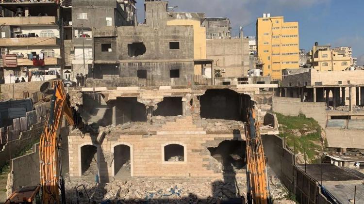 الاحتلال يهدم منزلا من طابقين في مخيم شعفاط