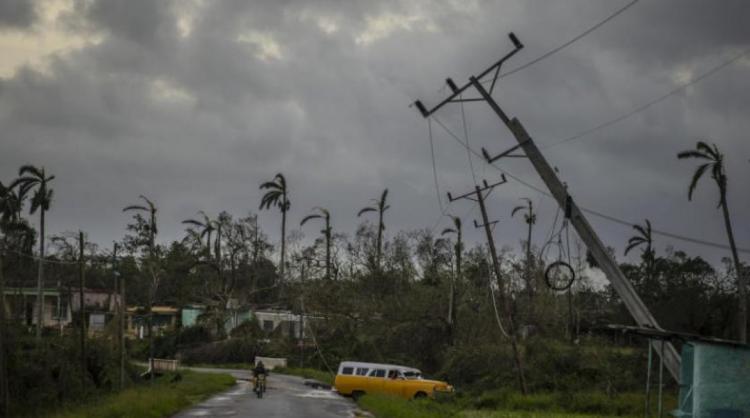 إعصار يقطع الكهرباء عن دولة "كوبا" بأكملها