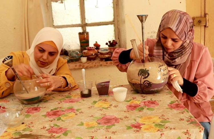 الشقيقتان استبرق وسندس.. يشقان "بنئشة رمل" طريق نجاحهما