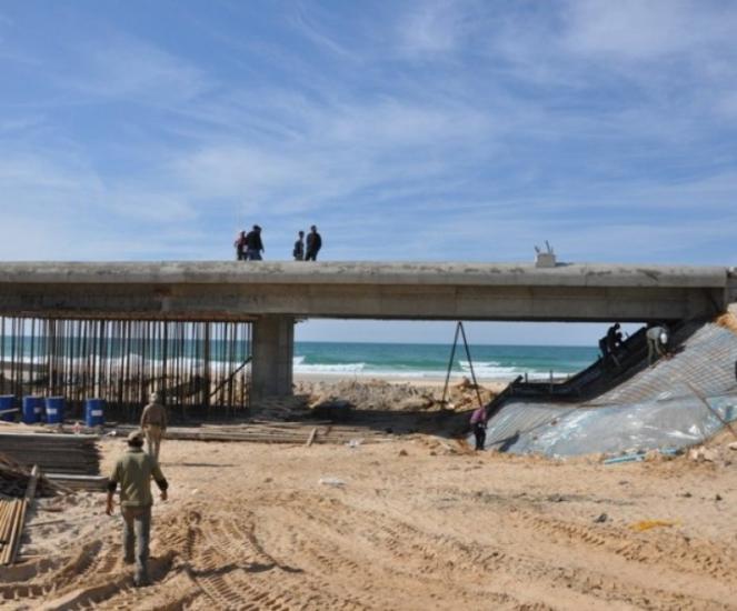 سقوط جزء من جسر وادي ‎غزة على شارع صلاح الدين