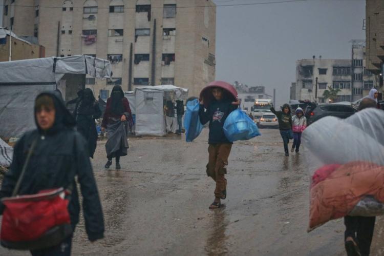 غزة تواجه الشتاء بلا مأوى كافٍ.. والاحتلال يمنع دخول 8600 مجموعة من مستلزمات الإيواء الطارئة غزة تواجه الشتاء بلا مأوى كافٍ.. والاحتلال يمنع دخول 8600 مجموعة من مستلزمات الإيواء الطارئة
