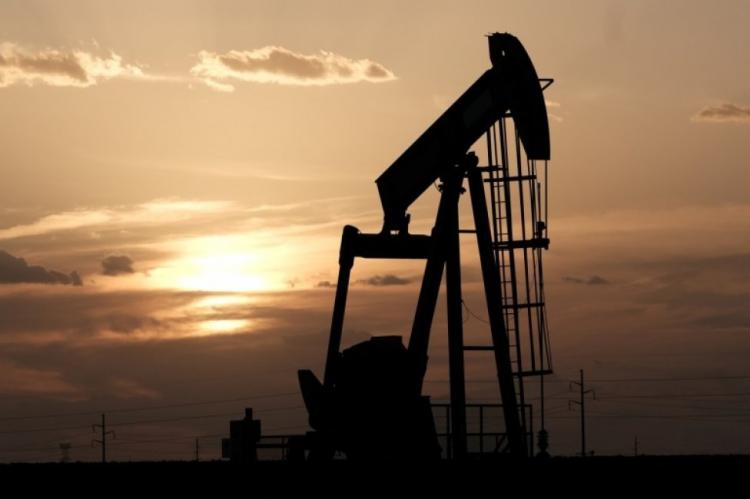 النفط يهوي أكثر من 10% بفعل مخاوف سلالة فيروس كورونا الجديدة