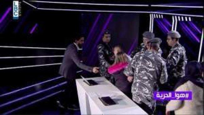 فيديو .. الدرك اللبناني يقتحم برنامج تلفزيوني لاعتقال شاب