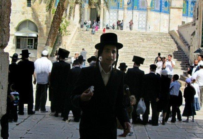 مستوطنون يحتسون الكحول داخل المسجد الأقصى مستوطنون يحتسون الكحول داخل المسجد الأقصى