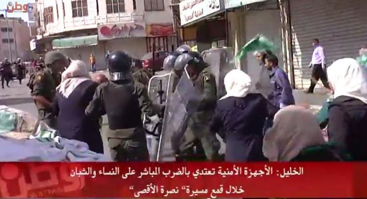 بالفيديو... الخليل: الأجهزة الأمنية تعتدي بالضرب على متظاهرين في مسيرة لنصرة "الأقصى"