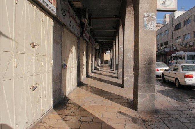 نابلس: إغلاق يشّل المحلات التجارية في شارع حطين لثلاث ساعات