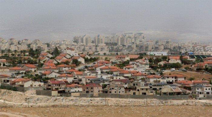 محتجون يهود يقيمون مستوطنة أمام منزل وزير اقتصاد الاحتلال محتجون يهود يقيمون مستوطنة أمام منزل وزير اقتصاد الاحتلال