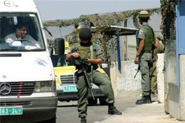 قوات الاحتلال تحتجز شابًا على حاجز عسكري في جنين
