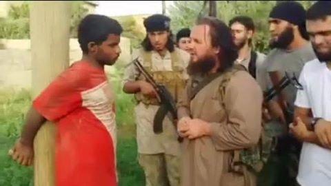 بالفيديو: داعش يعدم شابا سوريا بقذيفة "ار بي جي" بالفيديو: داعش يعدم شابا سوريا بقذيفة "ار بي جي"