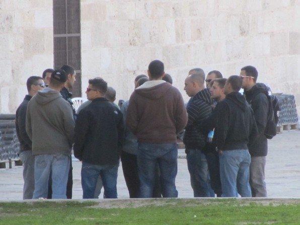 الصور... مخابرات الاحتلال تقتحم المسجد الأقصى الصور... مخابرات الاحتلال تقتحم المسجد الأقصى