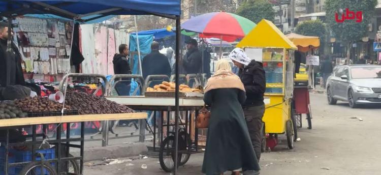 أصحاب البسطات في الخليل.. معاناة من البطالة وضعف الحركة الشرائية