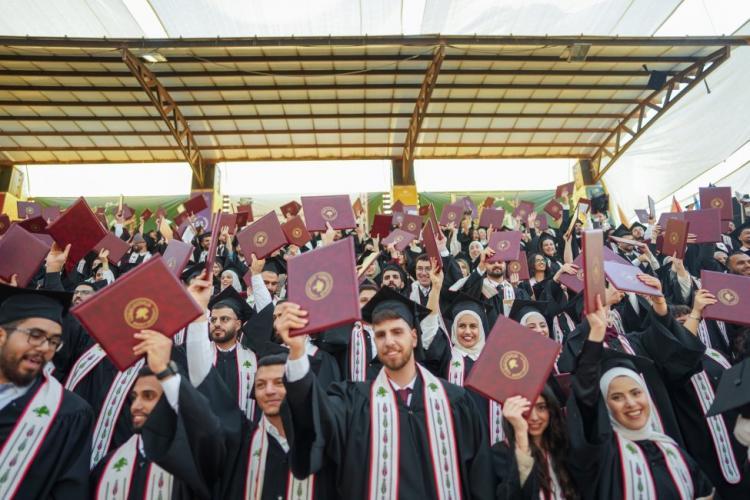 جامعة بيرزيت تحتفي بتخريج طلبة كليتي الهندسة والتكنولوجيا والفنون والموسيقى والتصميم جامعة بيرزيت تحتفي بتخريج طلبة كليتي الهندسة والتكنولوجيا والفنون والموسيقى والتصميم