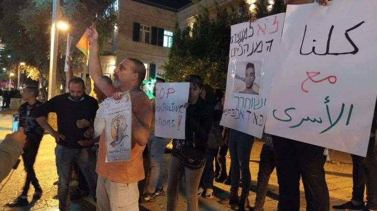 وقفة تضامنية مع الأسرى المضربين عن الطعام في حيفا وقفة تضامنية مع الأسرى المضربين عن الطعام في حيفا