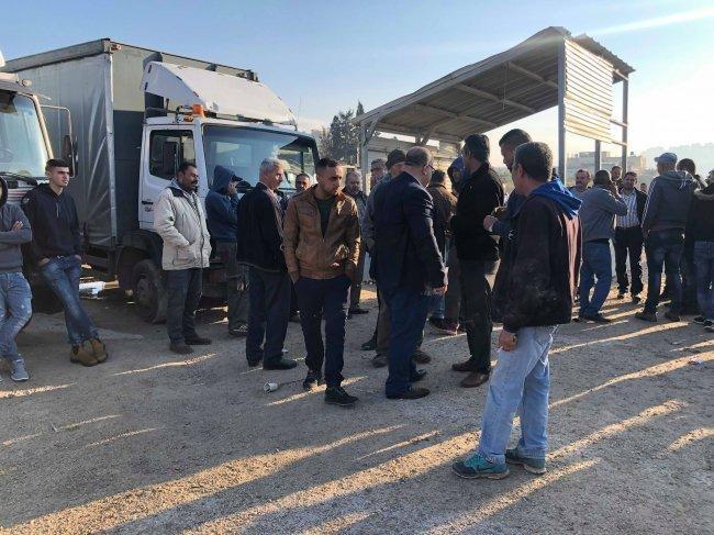 الاحتلال يمنع ادخال المنتجات الزراعية وعشرات المزارعين يعتصمون على معبر الطيبة الاحتلال يمنع ادخال المنتجات الزراعية وعشرات المزارعين يعتصمون على معبر الطيبة