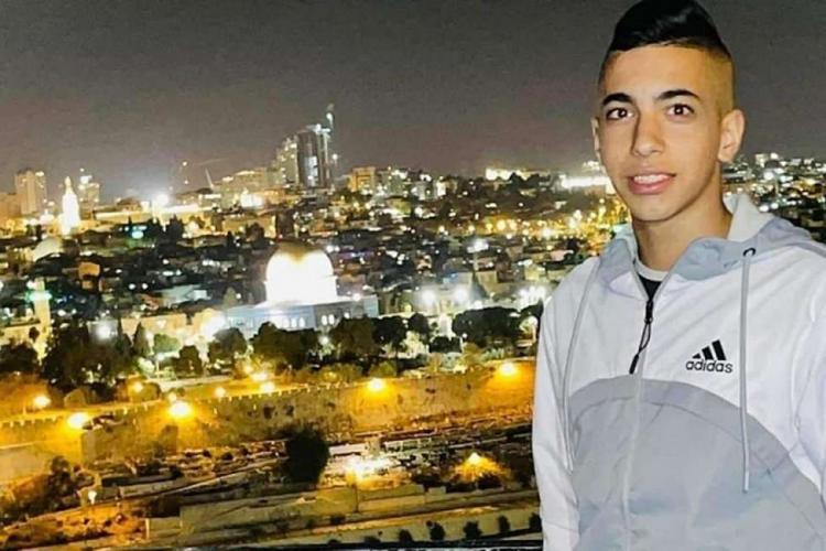 القدس: الاحتلال يسلم جثمان الشهيد وديع ابو رموز ويفرض قيودا مشددا على تشييعه القدس: الاحتلال يسلم جثمان الشهيد وديع ابو رموز ويفرض قيودا مشددا على تشييعه