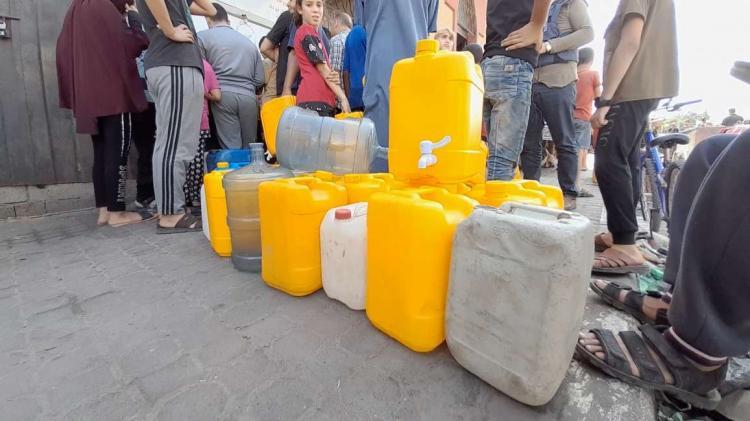 32 يوما على الحرب.. أزمة المياه والموت البطيء في غزة 32 يوما على الحرب.. أزمة المياه والموت البطيء في غزة