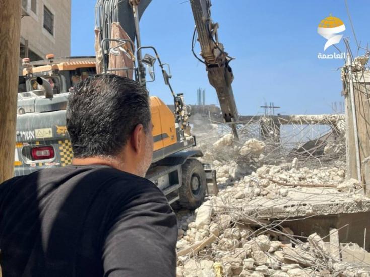 الاحتلال يجبر مواطنا على هدم منزله في مخيم شعفاط بالقدس المحتلة الاحتلال يجبر مواطنا على هدم منزله في مخيم شعفاط بالقدس المحتلة