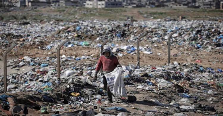 النفايات الصلبة في غزة خطرٌ يحدق بالمواطنين ودخل يعيل آخرين